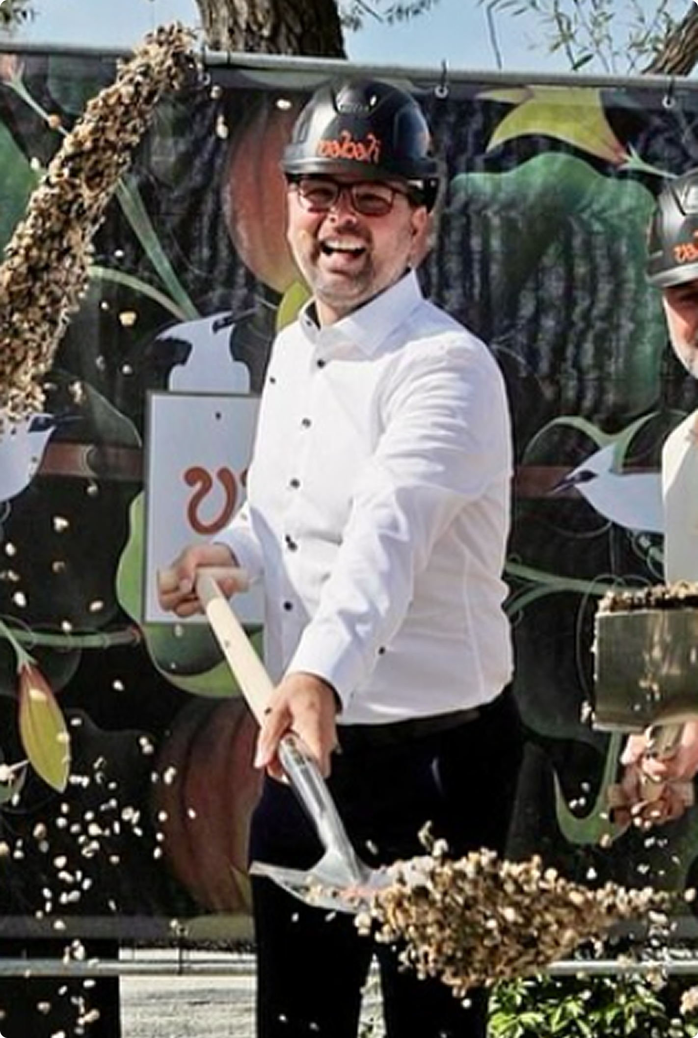 Andreas Magg macht einen Spatenstich