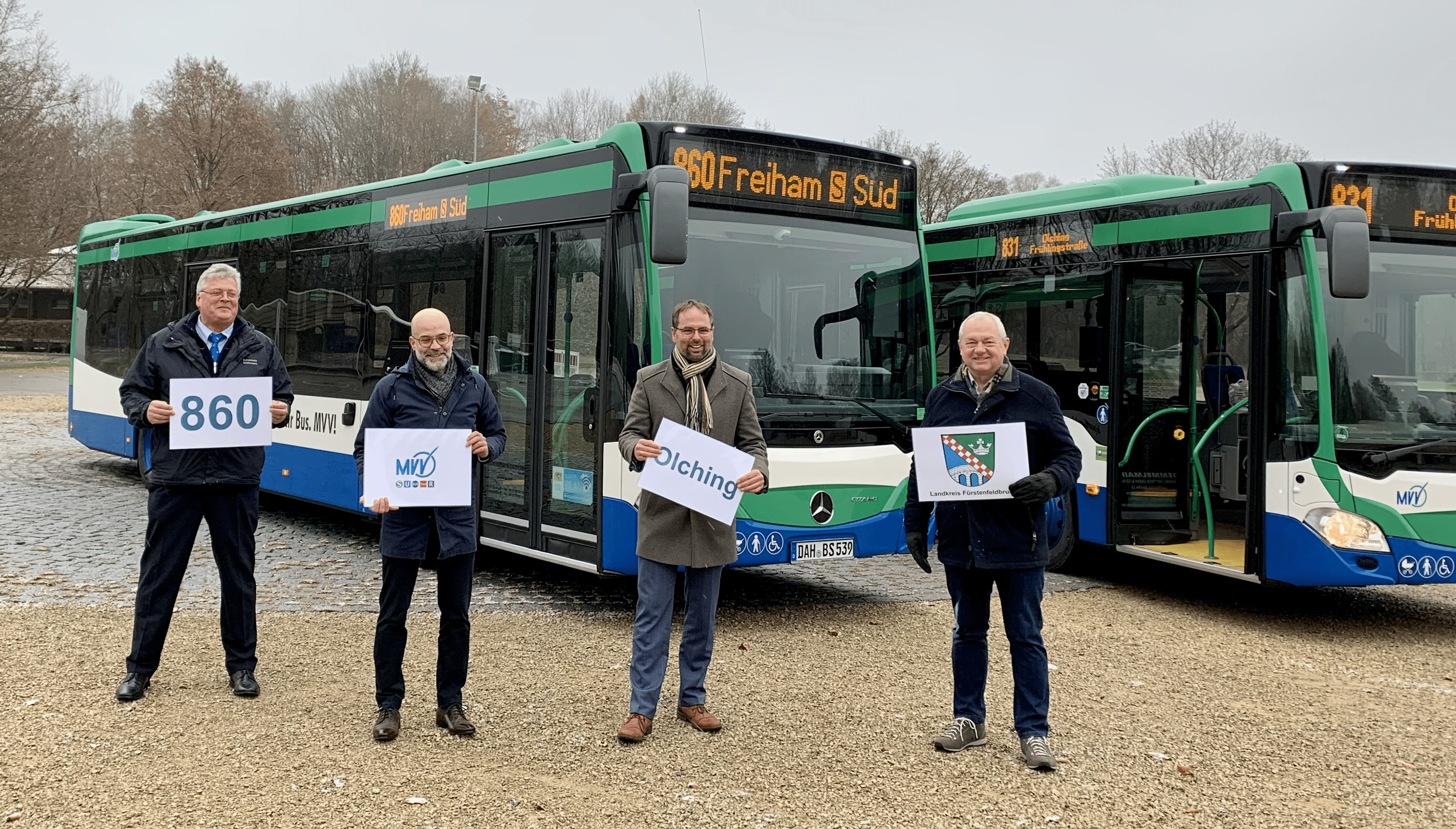 Von links nach rechts geordnet kann man einen Busfahrer der Linie 860 Freiham Süd, des Münchner Verkehrs- und Tarifverbund GmbH (MVV), Andreas Magg und dann einen Vertreter des Landkreises Fürstenfeldbruck sehen. Die Aufnahme ist während der Einweihung neuer Buslinien entstanden